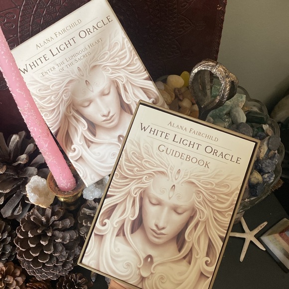 White Light Oracle: Enter the Luminous Heart of the Sacred Oracle Card Deck - Picture 3 of 10